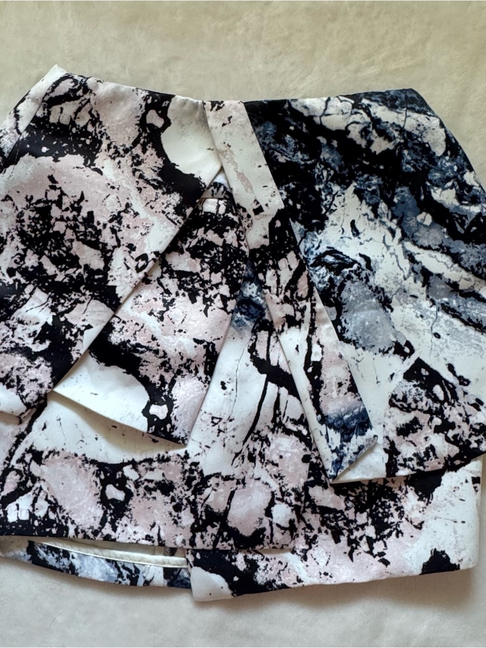 Kendall & Kylie Black and White Marble Two-Piece Set - Picture 2 of 11